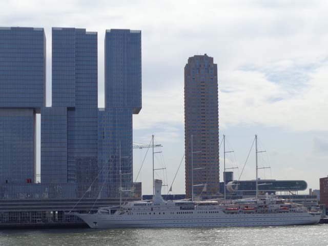 Cruiseschip ms Wind Surf van Windstar Cruises aan de Cruise Terminal Rotterdam